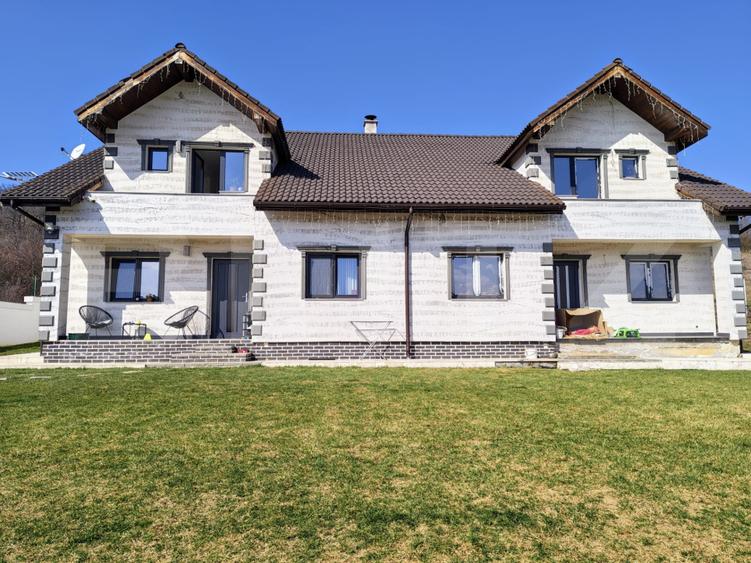 Casă de vânzare cu priveliste superba – proprietate ideală pentru două familii
