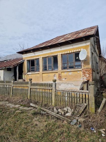 Teren 1528 mp cu casă de vânzare în centrul Gherceștiului — Investiție excelentă