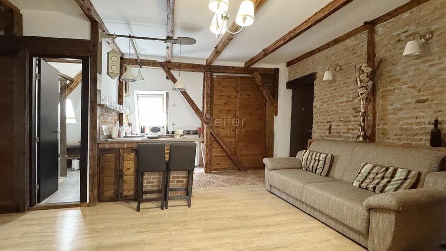 Investitie in Centrul Istoric: Apartament cu Pivnita/Crama (Optional)