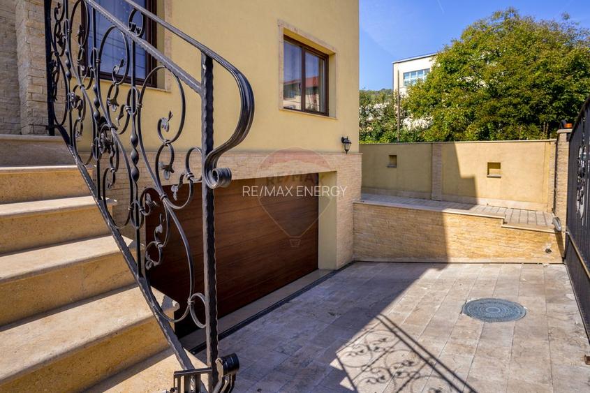 9 camere, 5 bai, spatiu hobby, gradina, garaj,locatie buna - 19