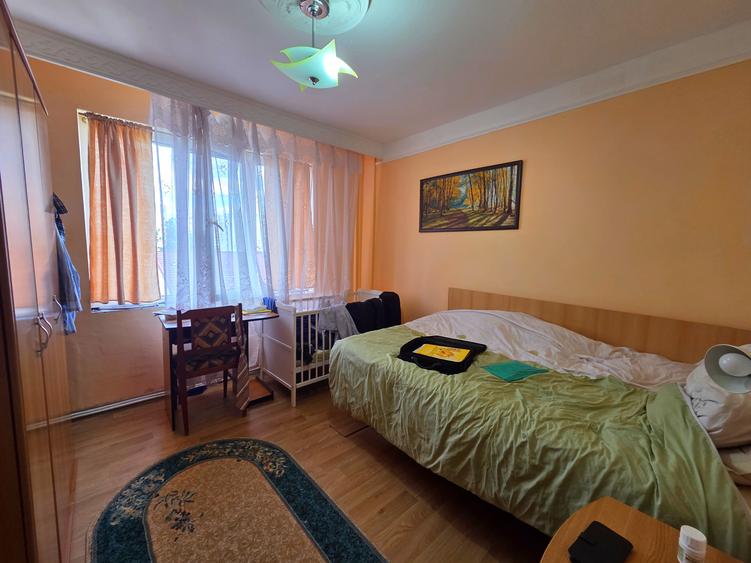Apartament 3 camere, Decomandat, Etaj intermediar