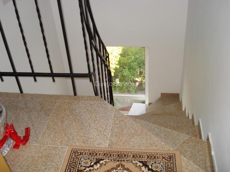 Vanzare vila zona Titulescu cu trei apartamente piscina garaj  gradina foisor - 12