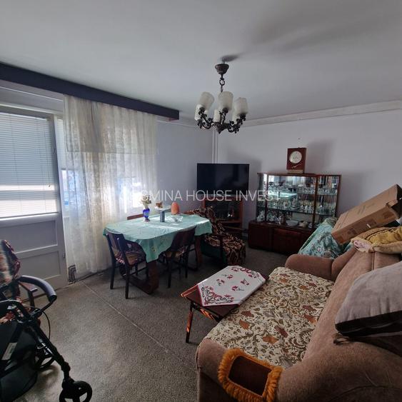 Se inchiriaza apartament,decomandat doua camere,etaj 10/11 ,pret 1300ron/luna. - 8