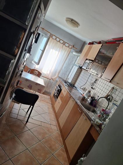 Apartament de 3 camere de vânzare