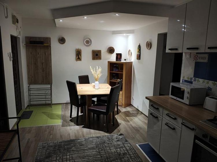 Apartament 4 camere cu balcon si pivnita zona Vasile Aaron