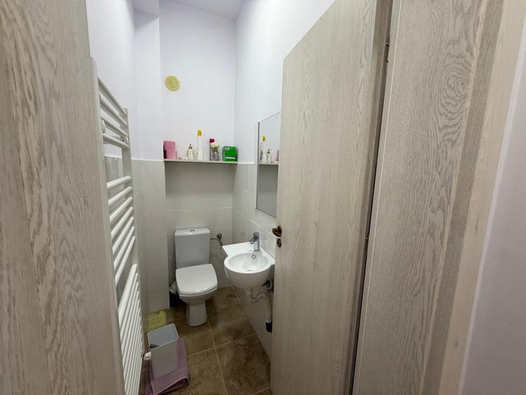 Spațiu comercial de închiriat – Zona Cetate, vitrină 12 m, 60 mp utili.