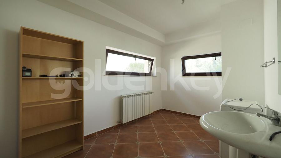 Vila individuala cu 5 camere, piscina exterioara si gradina amenajata