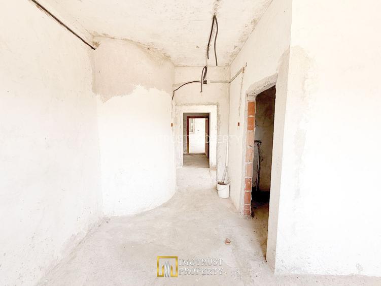Casă la rosu cu teren generos de vânzare aproape de Intim - 2