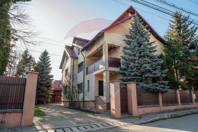 Casă / Vilă cu 10 camere de vânzare în zona Nord-Vest