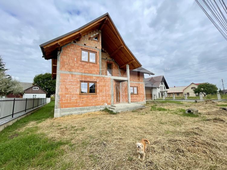 CASA LA ROSU DIN CARAMIDA + GARAJ I 12,5 ARI I VICOV DE SUS I