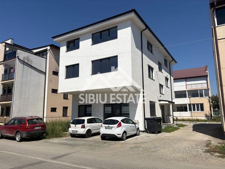 Apartament 3 camere la parter – ideal locuinta sau spatiu comercial