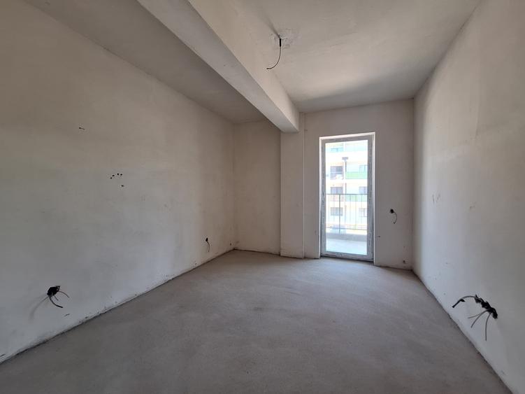 Apartament cu 3 camere semifinisat, cu CF, balcon, zona Terra