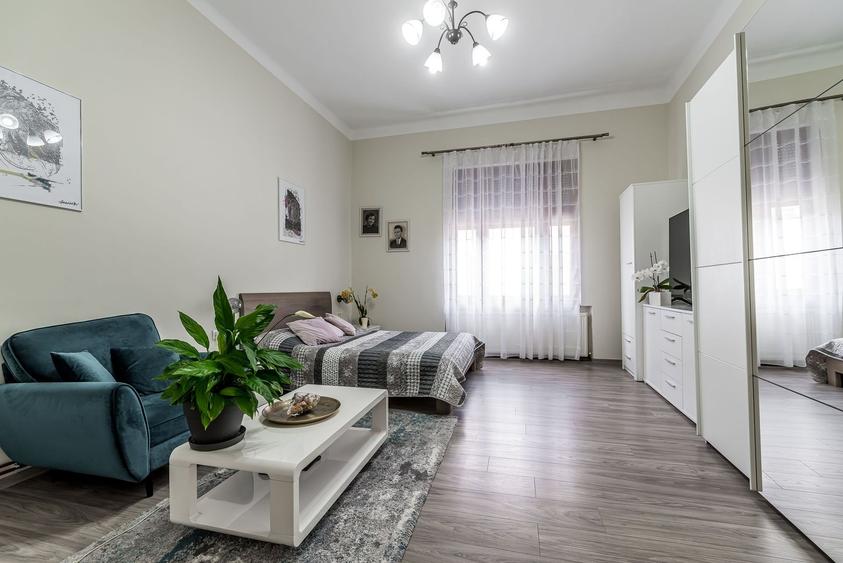 Apartament ultracentral cu 4 camere decomandat, etaj intermediar