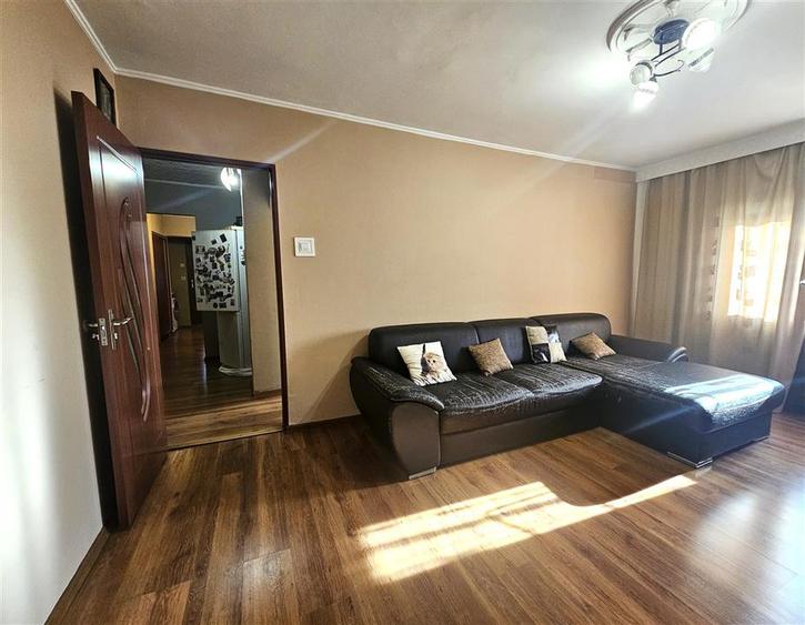 Liber, apartament cu 3 camere, bine intretinut