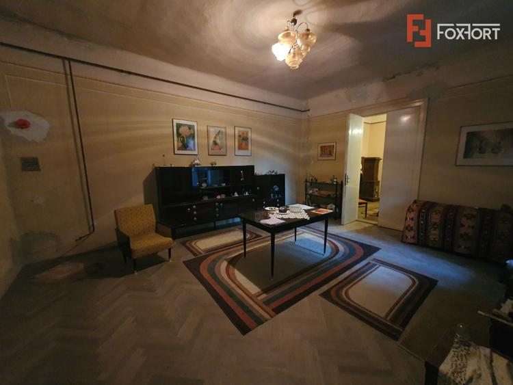 Apartament cu 5 camere de vanzare in Deta, zona Central