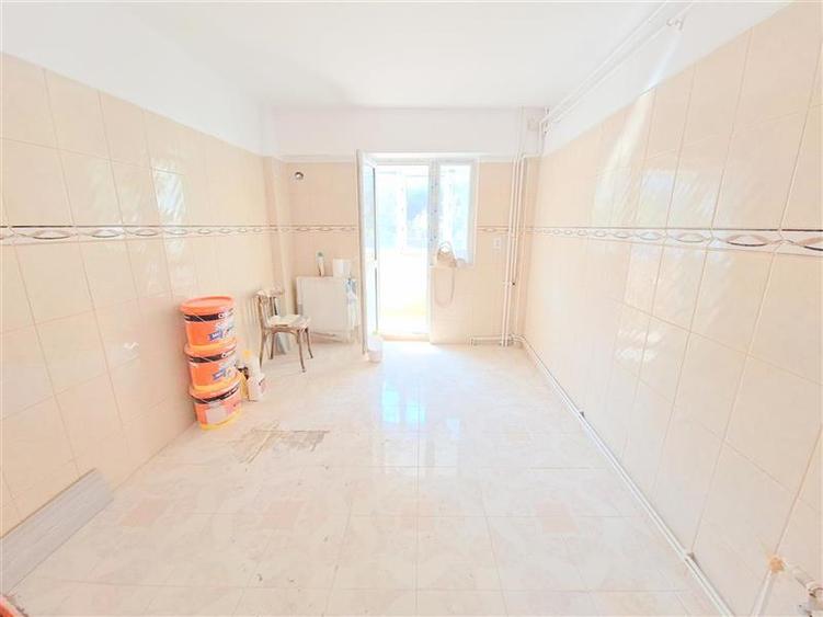 Apartament 3 decomandate, etaj 1, renovat, zona Ura