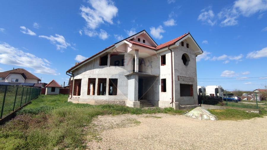 Vilă la roșu, tencuită, 5 camere, 240 mp util, Sânmartin, teren 726 mp
