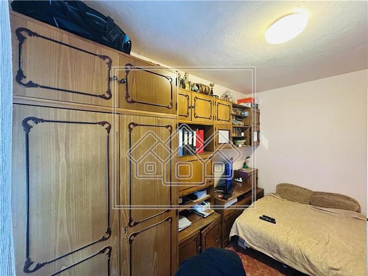 Apartament 3 camere, zona Cedonia, cu balcon, la cheie