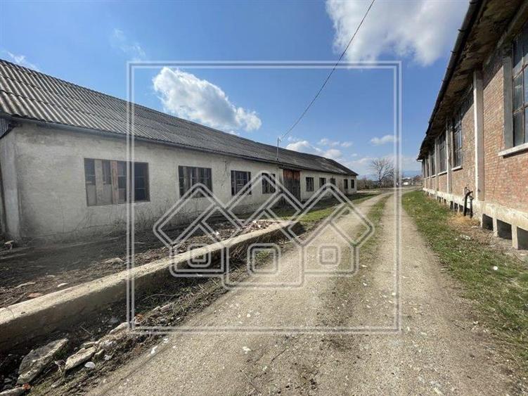 Teren intravilat - zona Tractorului - 16058mp + 8 constructii separate