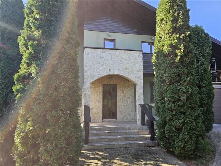 Suceava, casa deosebita in zona linistita.