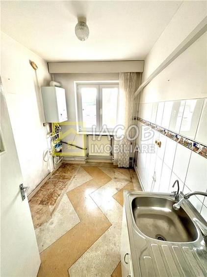 Apartament 2 camere decomandate, etaj 3, zona Energiei, str. Banatului 3