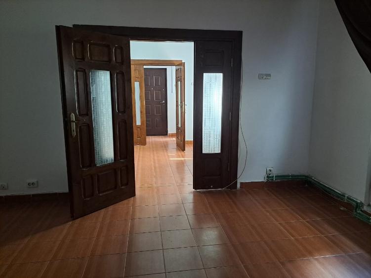 Proprietar locatie mixta locuinta si afacere Frizerie , metrou Bazilescu, 152 mp