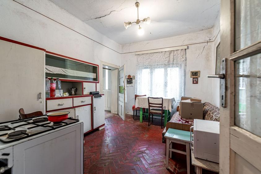 Două fronturi. 2.500 mp. Gospodărie existentă.