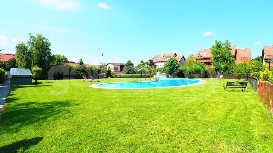 Vila partial mobilata in complex cu piscina | 2 garaje