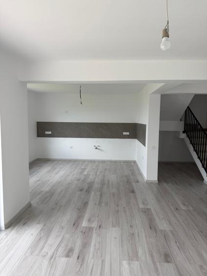 Casa de vanzare intre Sanpetru si Bod