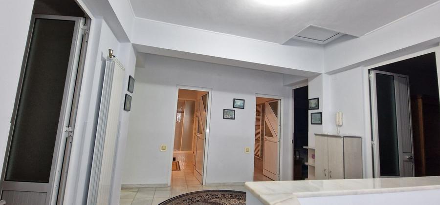 Coiciu, o vila construita pe cadre de beton, bine compartimentata.
