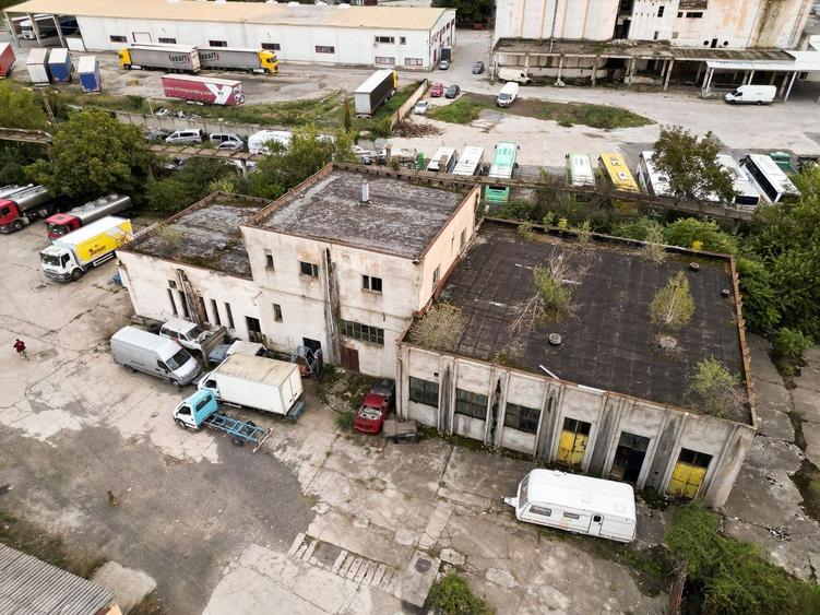 Clădiri industriale, teren 6820mp, strada Poetului