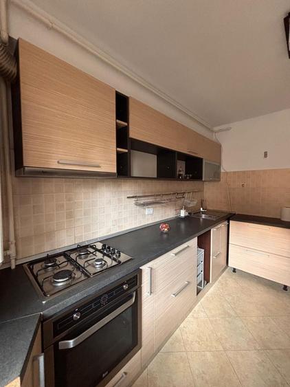 Apartament 2cam, decomandat, centrala proprie, parcare privata, metrou