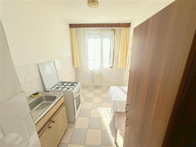 Apartament 3 camere semidecomandat, zona Narcisa