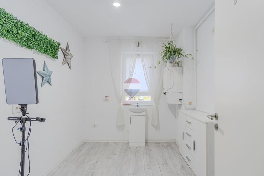 Cameră 13 mp de închiriat | Salon Beauty | Kasper Coresi