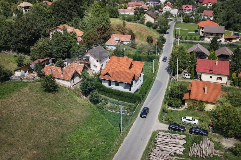 Casă / Vilă cu 8 camere / 7 bai de vânzare, Moieciu de Jos
