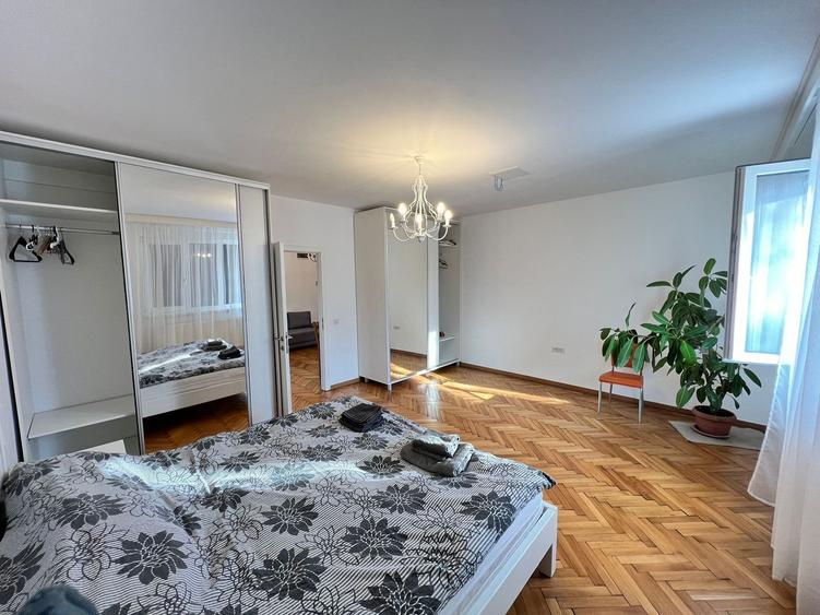 Apartament spatios cu 3 camere | 100 mp | Balcon | Curte | Central