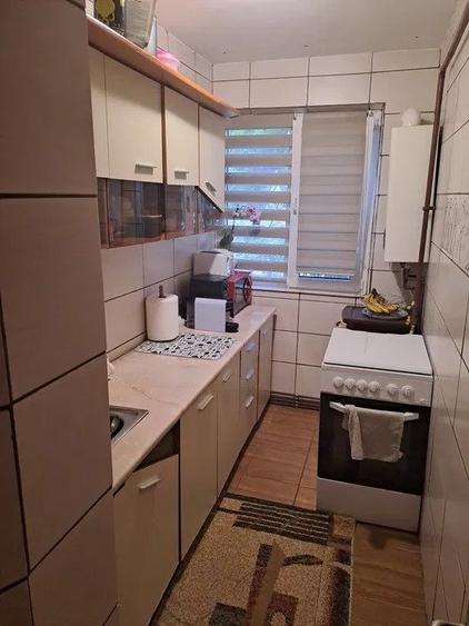 Apartament cu 3 camere, etaj 1/4, zona Alexandru Cel Bun