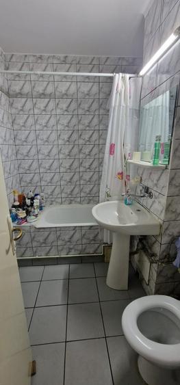 Republicii ,se vinde apartament decomandat ,2 camere ,pret 67000 euro neg