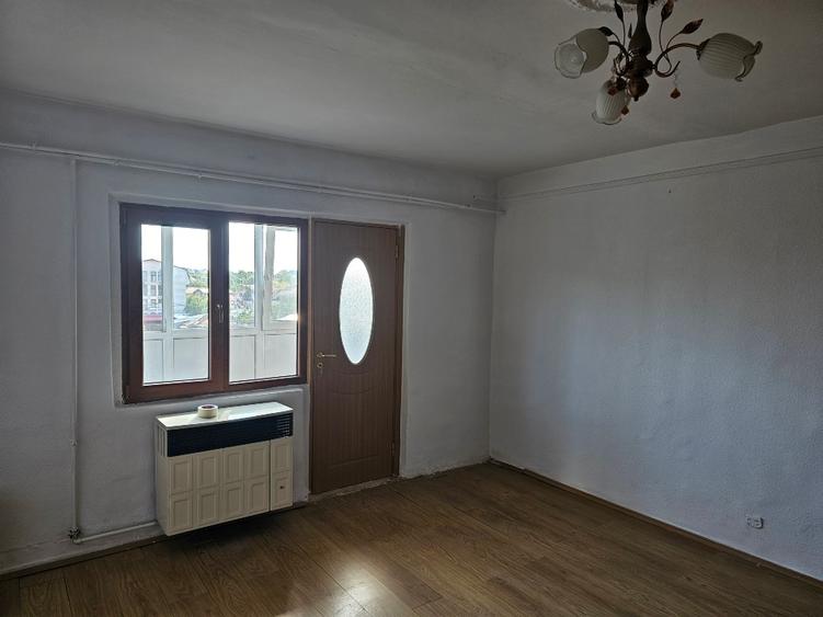 Apartament 3 camere intr-o zona linistita si insorita. Pret negociabil
