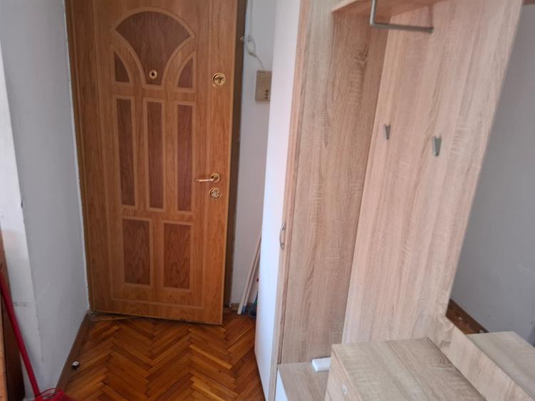 Inchiriez apartament 3 camere , 2 bai zona centrala