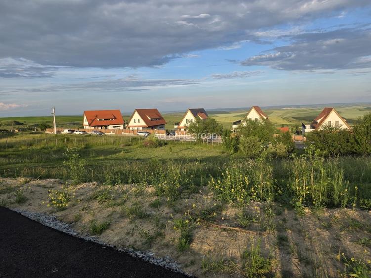 Teren de vanzare in Aiton, priveliste deoasebita, starda asfaltata inchisa - 3