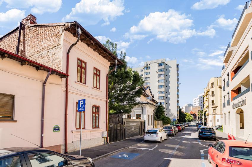 2 camere într-o casă monument istoric, strada Maria Hagi Moscu, parter