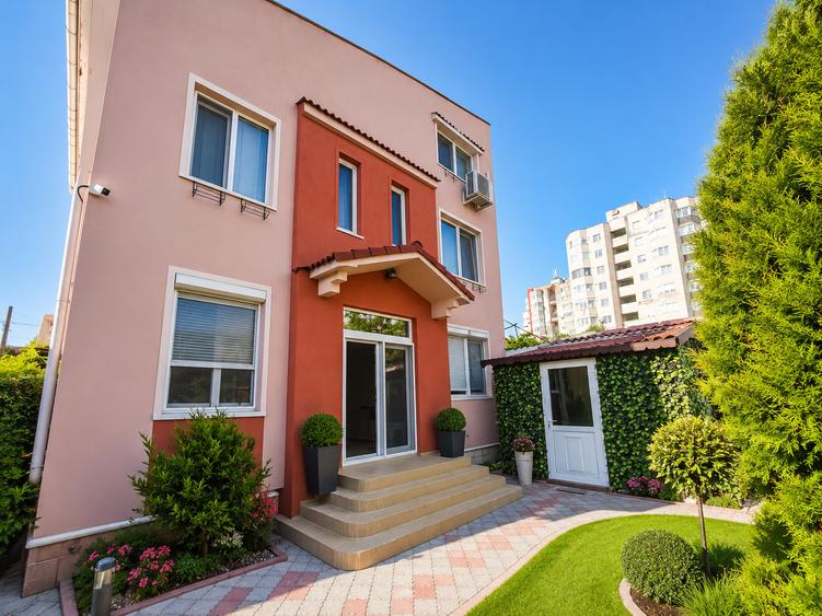 Vânzare vilă S+P+1+M spatioasa Faleza Nord