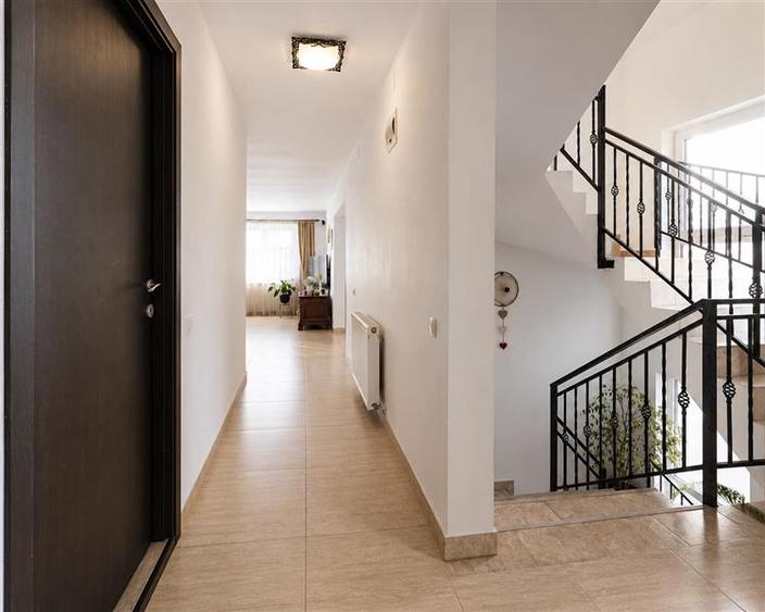 Vila distinctiva,2 intrari separate:locuire multifamiliala,activitati multidisci