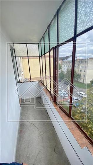 Ap. de vanzare - 2 camere si balcon - zona Cedonia