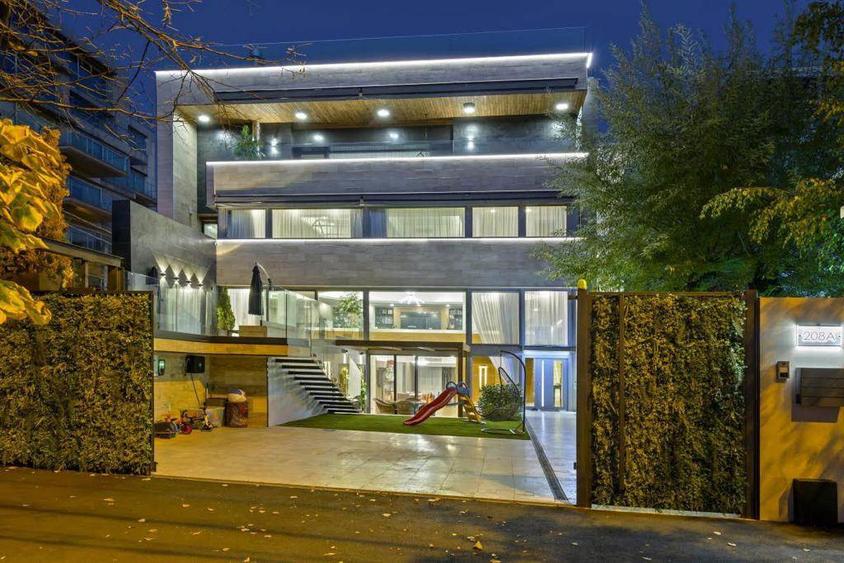 Luxury Lakeside Living: Turnkey villa with Outdoor Pool and Stunning View