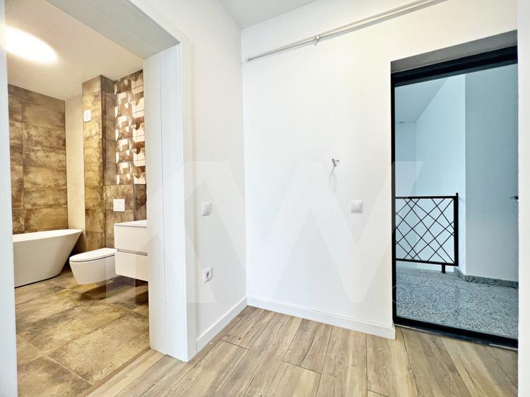 Apartamet finisat la cheie cu 3 camere, bucătărie mobilată și două băi.
