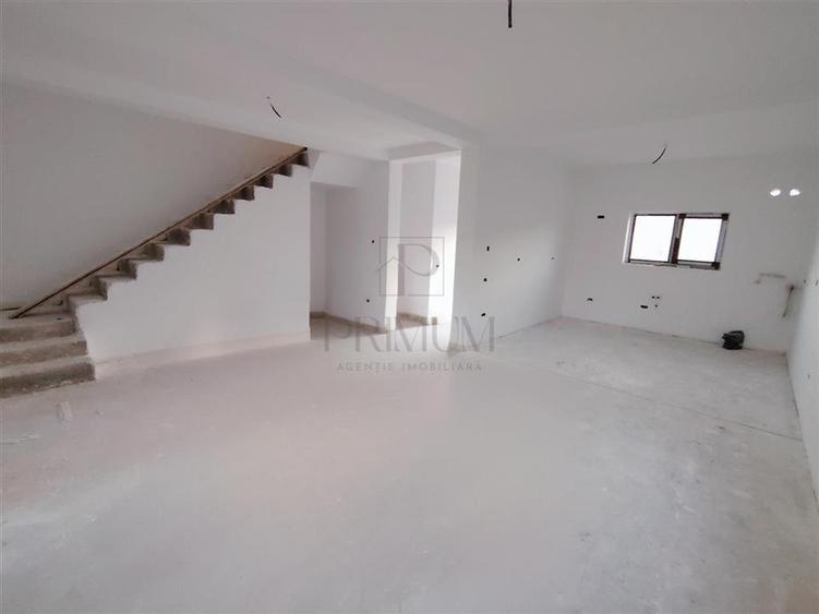 Duplex 5 camere - dormitor la parter - canalizare