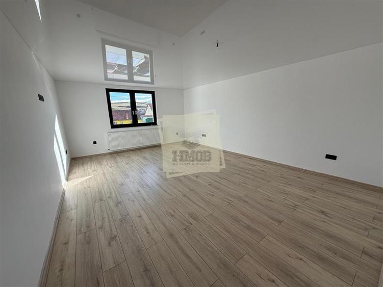 Casa cu 4 camere si 3 bai pretabila birouri in Sura Mare