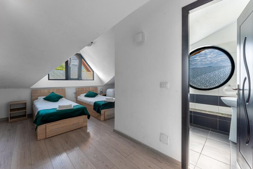 Com0%|Vilă turistică cu 8 camere + căsuțe A-frame, teren 5575 mp Călimănești, VL